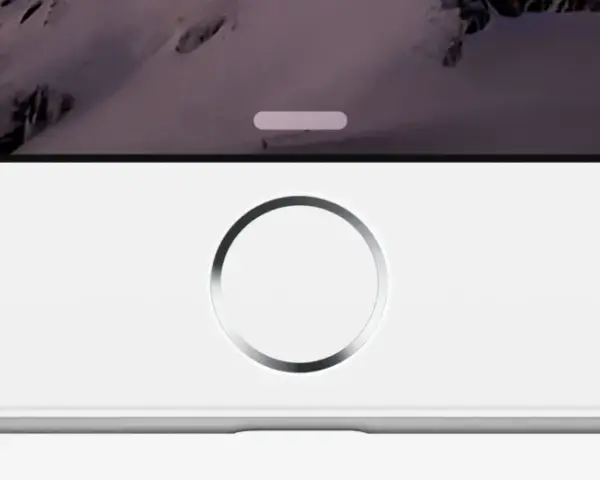 Primo piano di un iPhone bianco con sfondo montuoso. Il tasto home dell'iPhone non funziona, bloccando l'accesso.