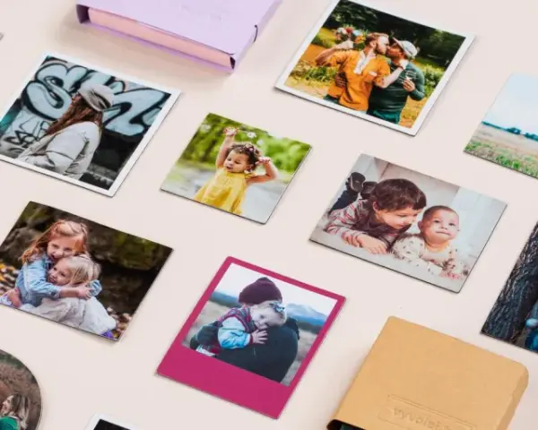 Raccolta di foto stampate, tra cui bambini, famiglie e un gatto. Scopri come scaricare foto da Google Foto a PC per creare ricordi tangibili.