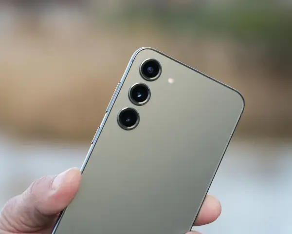 Dito, un dito tiene un Samsung con tripla fotocamera. Speriamo non ci sia un errore fotocamera Samsung.