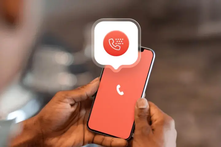 Mani che tengono uno smartphone con un'icona di chiamata e un fumetto che spiega come bloccare i numeri privati.