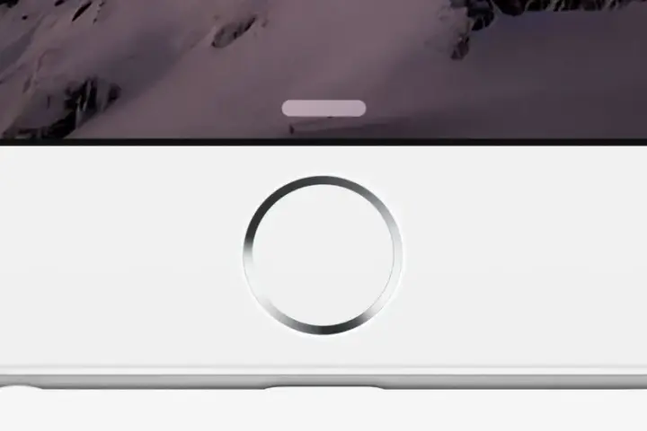 Primo piano di un iPhone bianco con sfondo montuoso. Il tasto home dell'iPhone non funziona, bloccando l'accesso.
