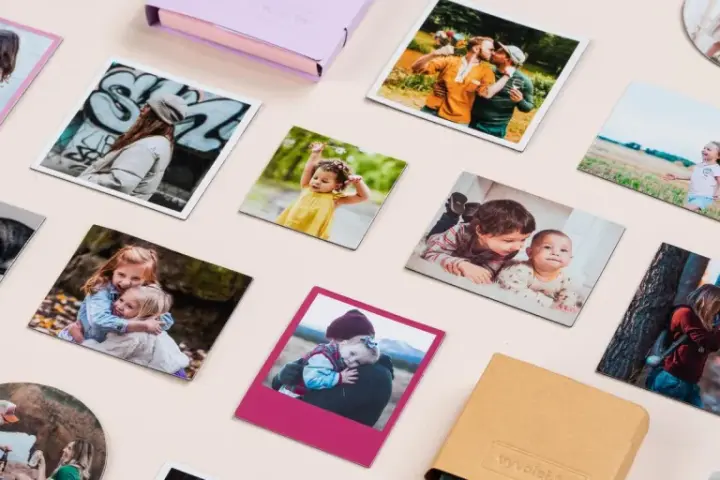 Raccolta di foto stampate, tra cui bambini, famiglie e un gatto. Scopri come scaricare foto da Google Foto a PC per creare ricordi tangibili.