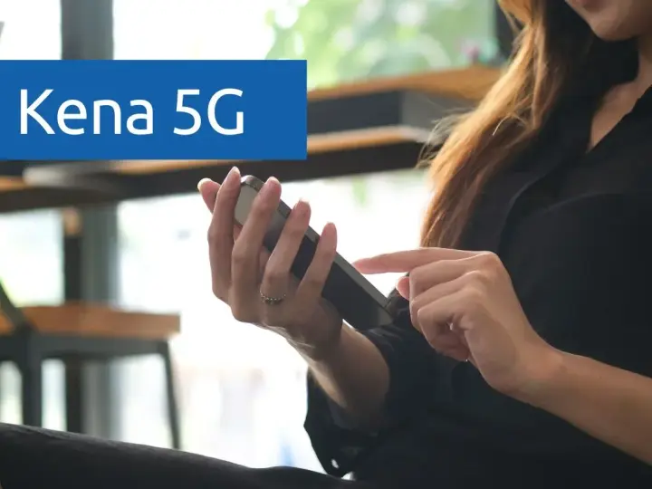 Donna con un Kena mobile a chi si appoggia, scorre il dito sullo schermo.