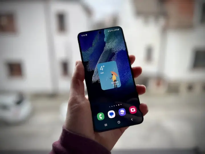 Un widget schermata di blocco Samsung mostra il meteo a New York: 4 gradi e pioggia con un ombrello giallo.