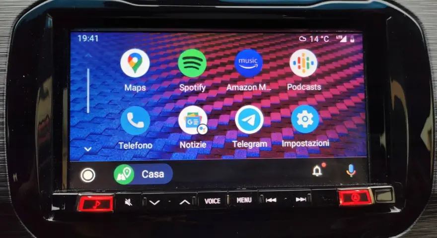 Schermata di Android Auto con icone di app come Maps, Spotify, Telefono e Impostazioni. Per sapere come aggiornare Android Auto, controlla le impostazioni.