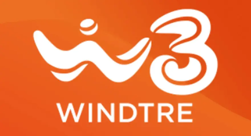 Logo WindTre bianco su sfondo arancione. Per sapere come parlare con un operatore Wind non virtuale, cerca il numero corretto.