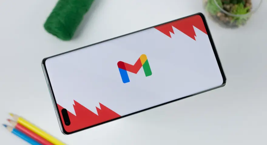 Smartphone con logo Gmail. Speriamo che gmail non funzioni sul cellulare sia solo un problema temporaneo.