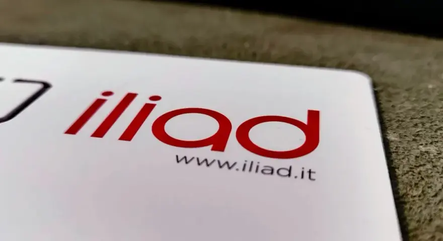 Logo Iliad su carta bianca, forse un problema di ricarica Iliad oggi?