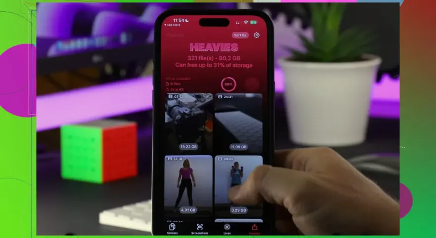 Un iPhone mostra l'app "Heavies" per liberare spazio, con file pesanti come video e foto.