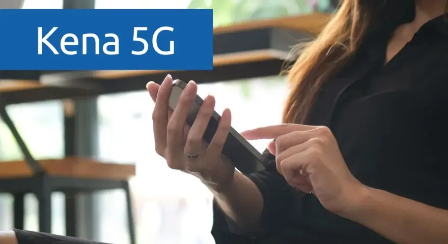 Donna con un Kena mobile a chi si appoggia, scorre il dito sullo schermo.