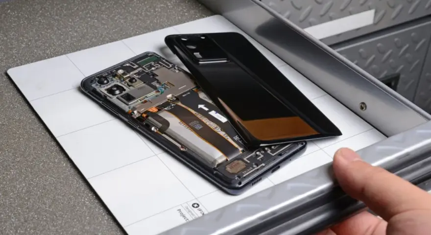Cellulare aperto, si vede la batteria gonfia, pronta per la sostituzione.