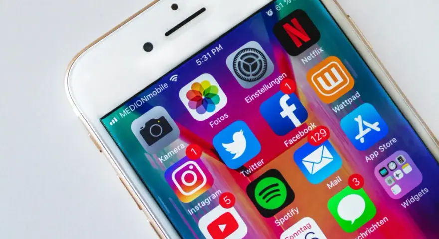 Schermo di un iPhone con icone di app popolari come Facebook, Instagram, Twitter, Netflix e Spotify. Notifiche visibili su alcune app cancellate di recente.