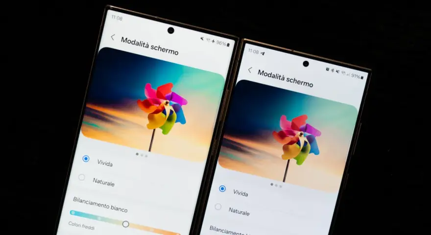 Due Samsung S24 Ultra a confronto, mostrando l'aggiornamento delle impostazioni schermo con la modalità "Vivida" attiva.