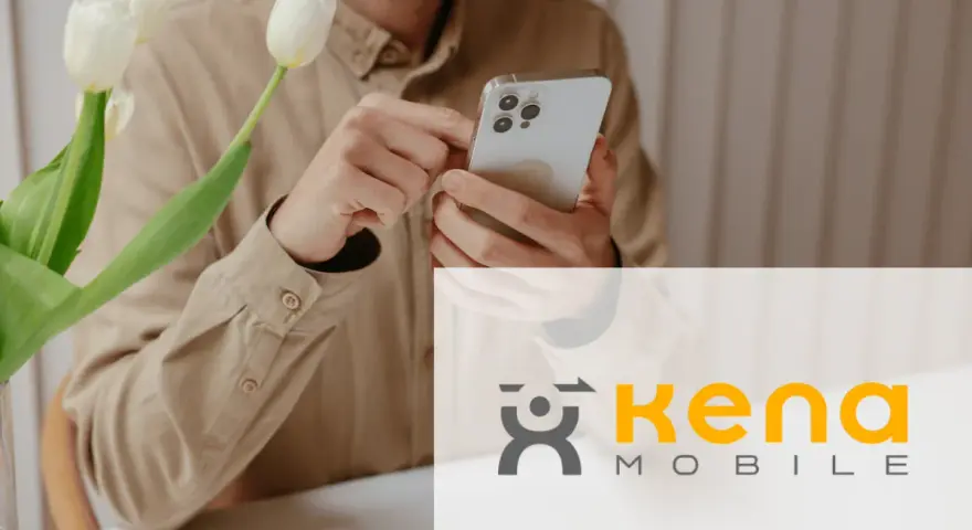 Uomo con smartphone, forse il suo **Kena mobile estero non funziona**. Vicino, tulipani bianchi.