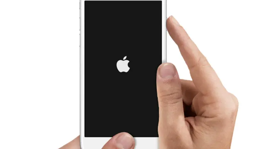Mani che tengono un iPhone con logo Apple su schermo nero. Il telefono si spegne da solo, forse per un problema.