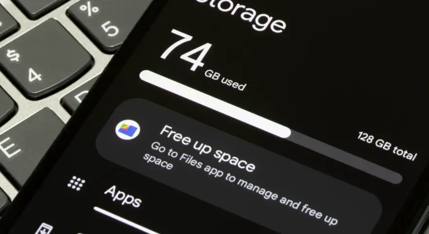 Memoria telefono piena: 74 GB usati su 128 GB totali. Suggerimento per liberare spazio tramite l'app Files.