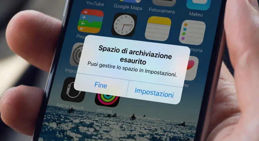Notifica "memoria piena" su uno smartphone. Il dispositivo avvisa che lo spazio di archiviazione è esaurito e suggerisce di gestire lo spazio nelle impostazioni.