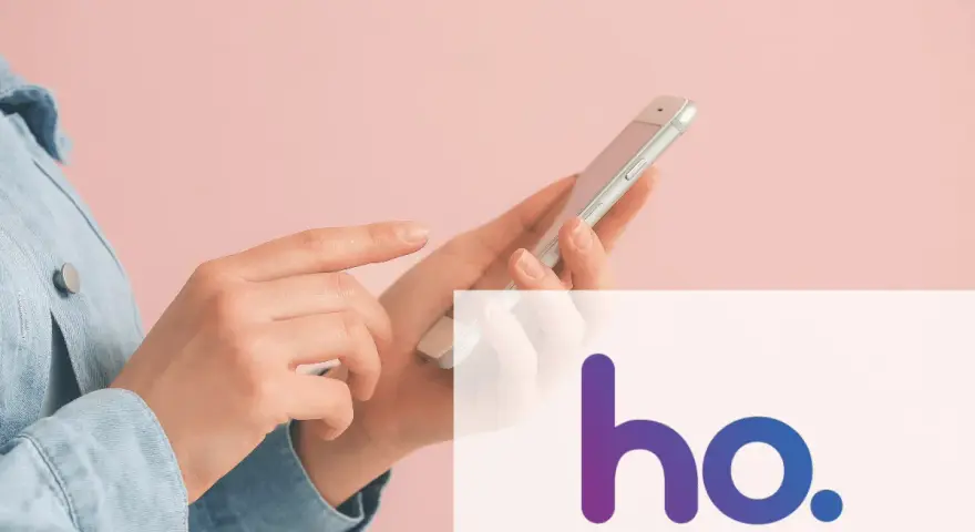 Mani che usano uno smartphone con il logo ho. in sovrimpressione, per scoprire la copertura 5G ho mobile.