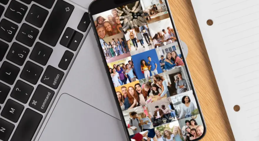 Un telefono mostra una cronologia file di foto di studenti felici.