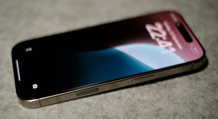 iPhone con sveglia impostata. Il volume è regolabile tramite i tasti laterali.