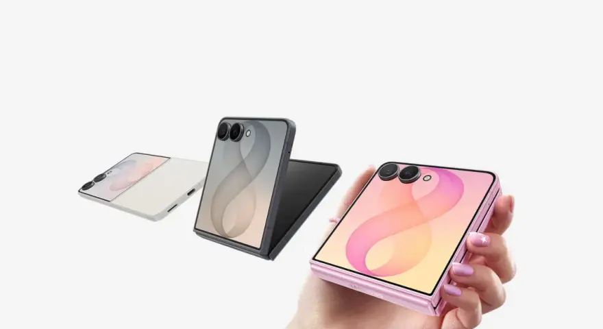 Tre smartphone pieghevoli in colori diversi: rosa, grigio e bianco. Il telefono rosa è tenuto in mano, il che fa pensare che non si sente audio telefono.