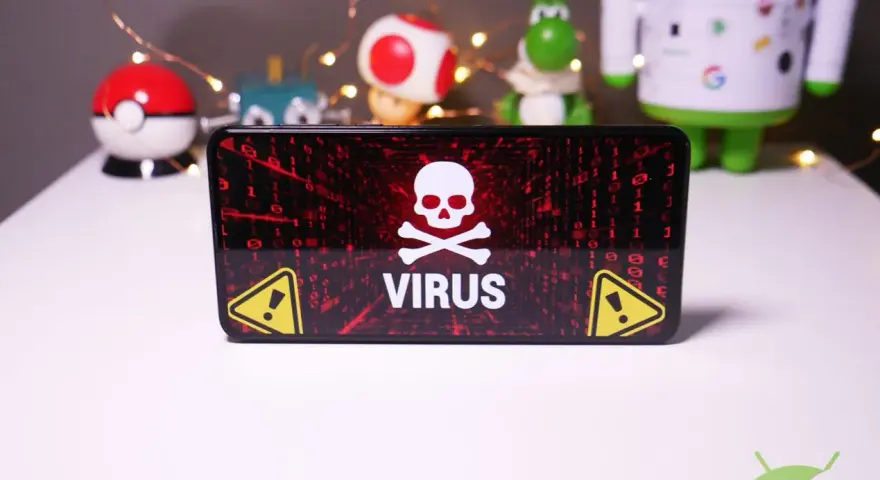 Schermo di un telefono con avviso "VIRUS" e teschio. Sullo sfondo, pupazzi di Android e Pokémon, con lucine.