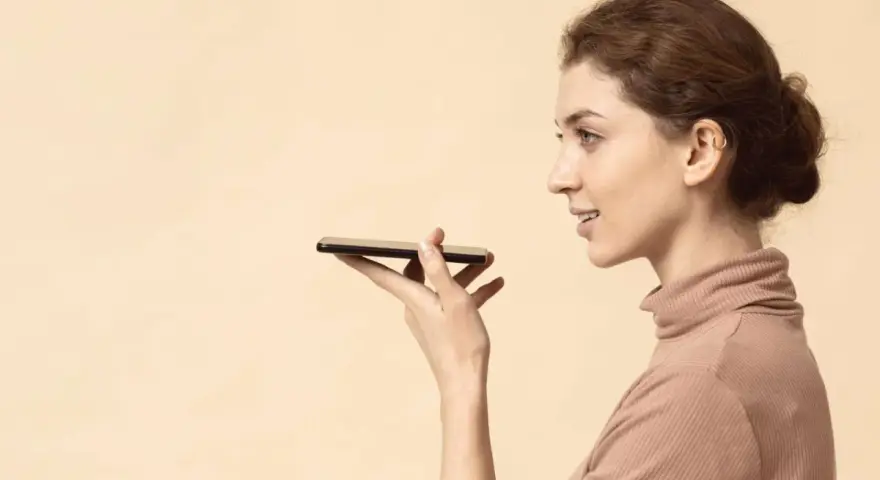 Donna parla al telefono, ma il microfono iPhone non funziona.