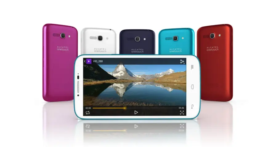 Cinque Alcatel Onetouch colorati, uno bianco, blu, turchese, rosso e viola, con un telefono bianco in primo piano che mostra un video di montagna. Ideale per la riparazione cellulari cinesi.