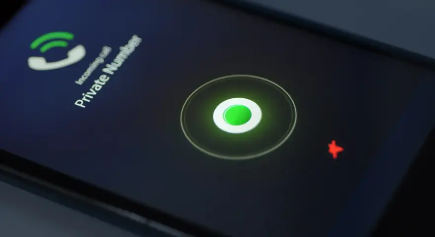 Schermo di un telefono con chiamata in arrivo da numero privato. Come scoprire un numero sconosciuto?