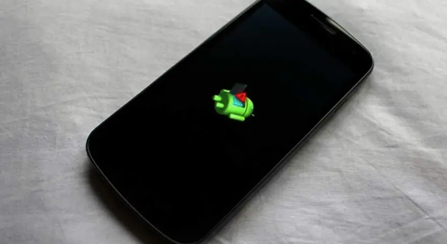 Smartphone con logo Android verde su schermo nero. Il display si accende e si spegne da solo, indicando un problema.