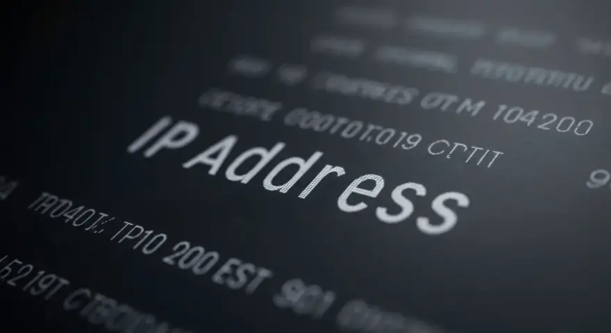 Testo digitale con la scritta "IP Address" in primo piano. Potrebbe indicare la necessità di cambiare indirizzo IP per motivi di privacy o sicurezza.