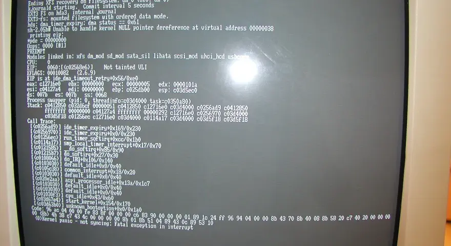 Schermata di un computer con un messaggio di "Kernel panic" e un errore di puntatore nullo, che indica un grave problema nel sistema operativo.