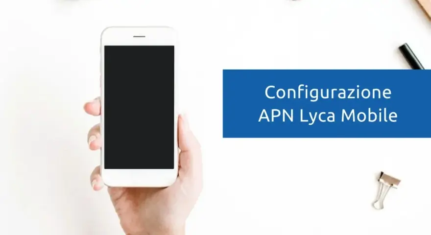 Configurazione APN Lycamobile Italia: mano che tiene uno smartphone bianco con schermo nero, su sfondo bianco con graffette.