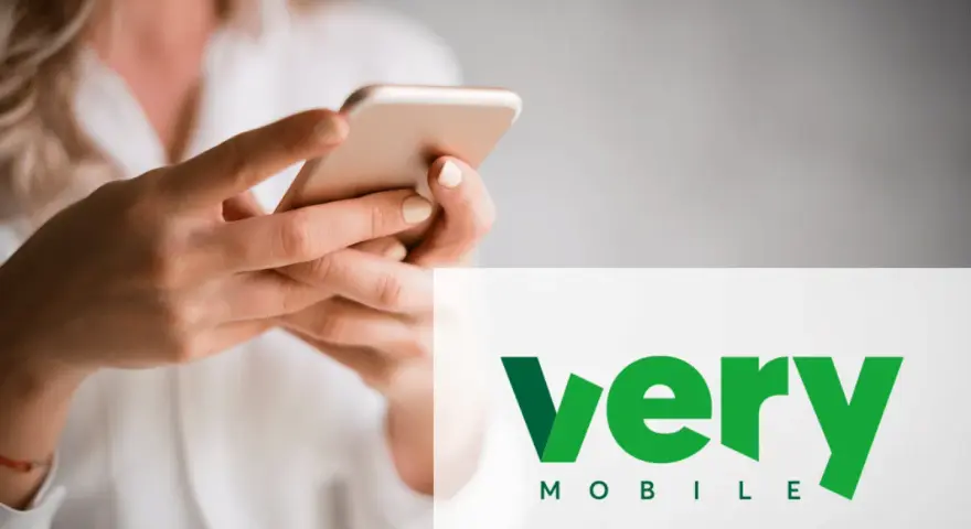 Mani che tengono uno smartphone, con il logo Very Mobile. Peccato che il very mobile non funzioni internet.