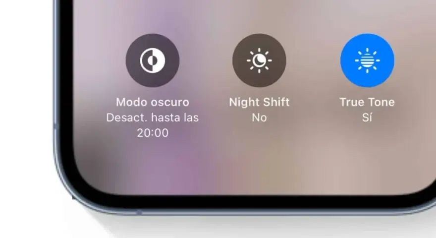Schermo iPhone con True Tone attivo. Modalità scura disattivata fino alle 20:00, Night Shift no.