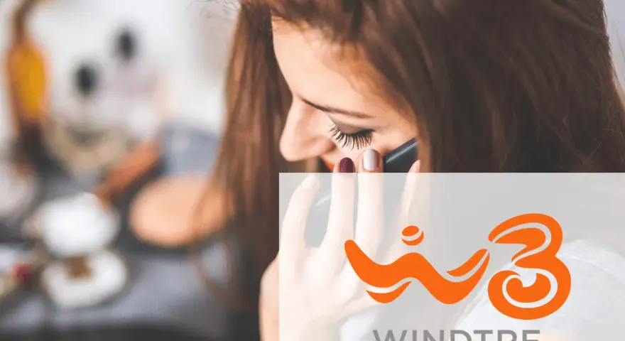 Donna al telefono, con logo Windtre. Scopri i telefoni compatibili per il wifi calling Windtre.