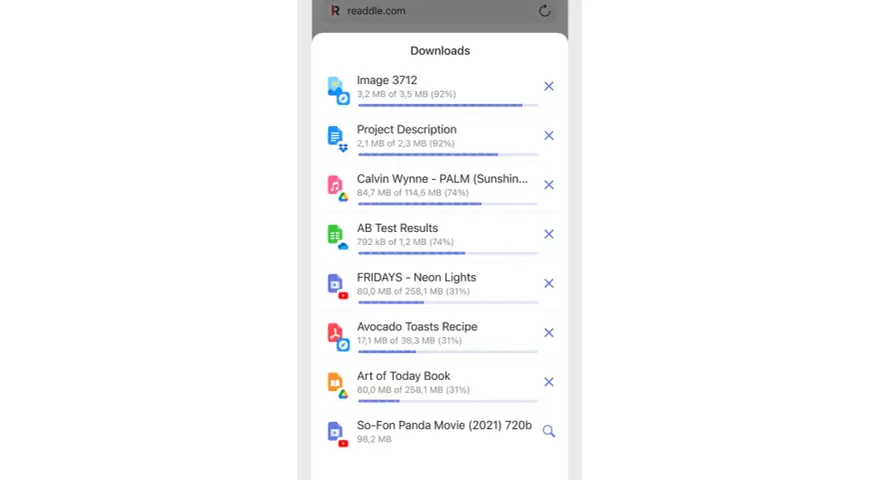 Schermata di un'app mobile che mostra un elenco di file scaricati, tra cui immagini, documenti e un film.