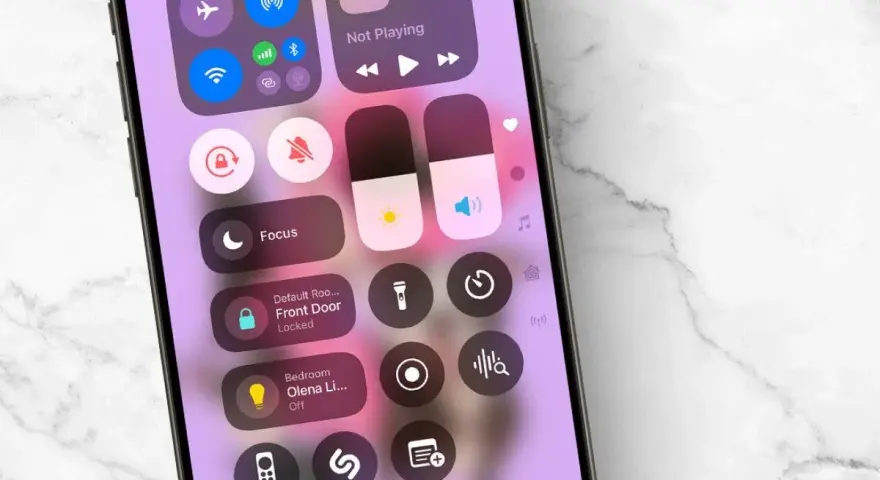 Schermata del cellulare con vari simboli sul display: icone per connettività, audio, luminosità, Focus, serratura e luci.