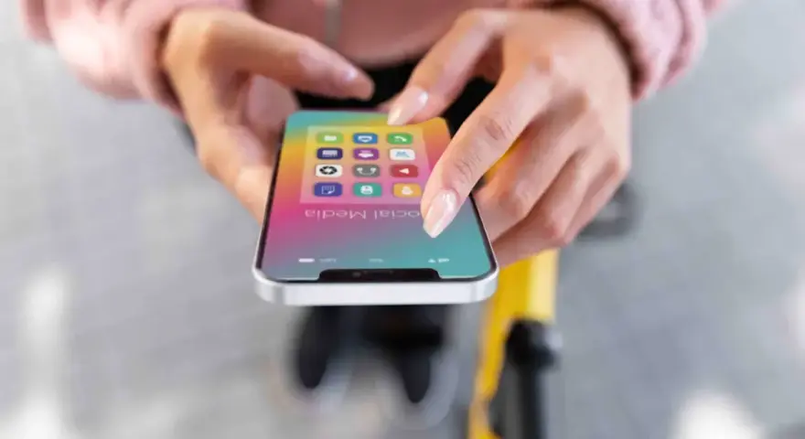 Mani che scorrono su uno smartphone con icone social. La memoria del Samsung è piena, ma non è vero, c'è spazio per nuove app.