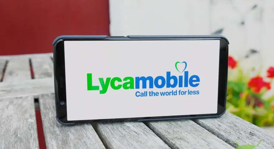 Smartphone con logo Lycamobile. Speriamo non ci siano lycamobile problemi oggi per chi usa questo operatore.