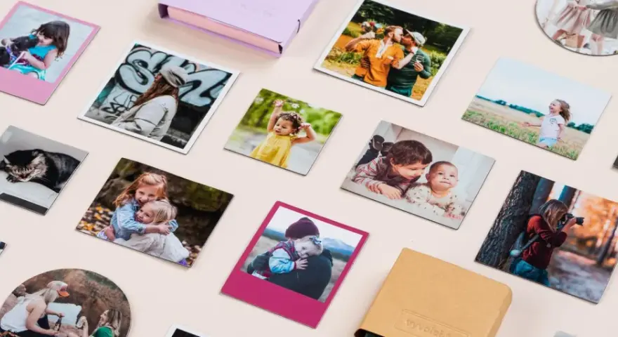 Raccolta di foto stampate, tra cui bambini, famiglie e un gatto. Scopri come scaricare foto da Google Foto a PC per creare ricordi tangibili.