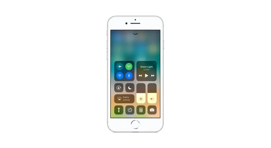 Schermata di un iPhone con Centro di Controllo aperto, mostra icone per Wi-Fi, Bluetooth, modalità aereo e musica. Le impostazioni di rete sono visibili.