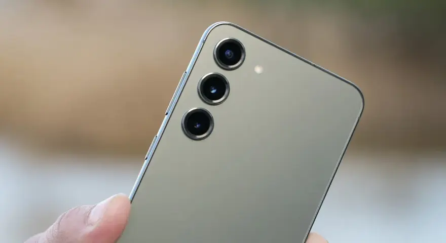 Dito, un dito tiene un Samsung con tripla fotocamera. Speriamo non ci sia un errore fotocamera Samsung.
