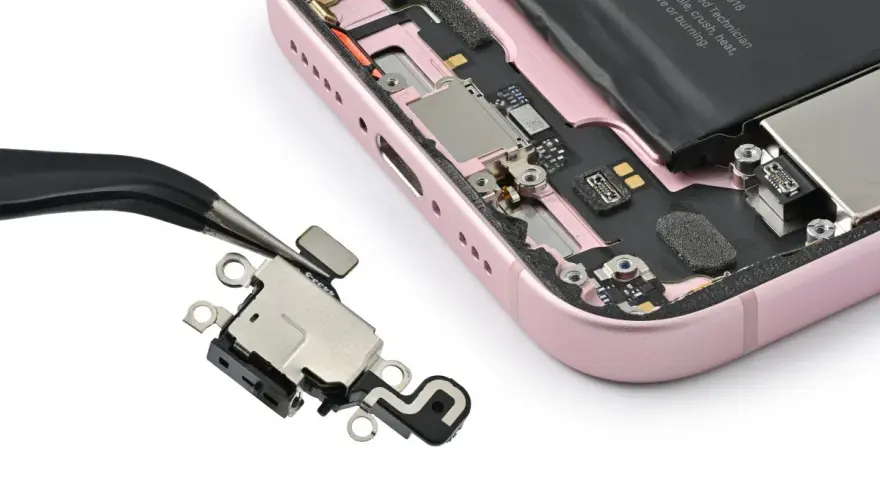 Pinzette rimuovono il connettore di ricarica da un iPhone rosa aperto. Il touch screen iPhone non funziona in parte, forse per questo componente.
