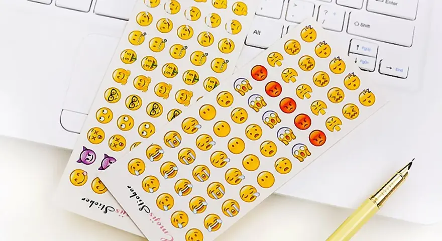 Fogli di adesivi emoji, perfetti per personalizzare il tuo iPhone o per un copia e incolla creativo.