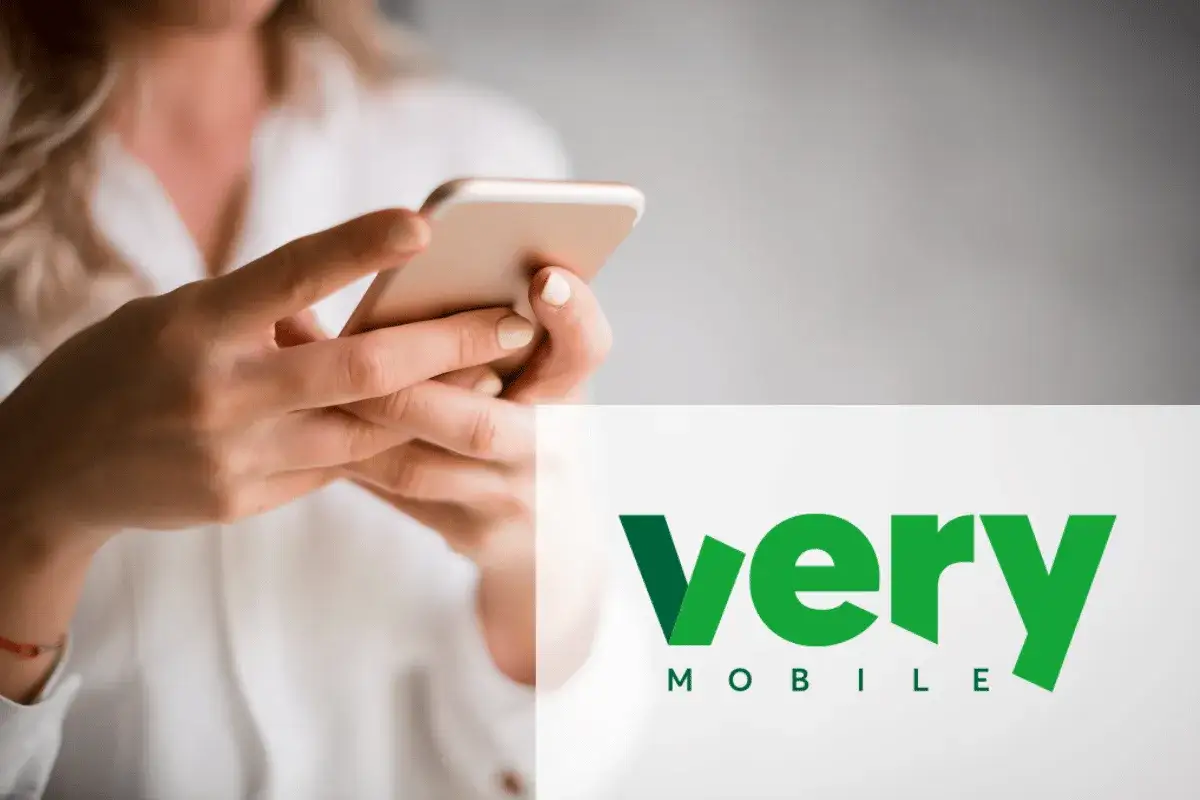 Mani che tengono uno smartphone. Il logo Very Mobile appare in basso a destra. Speriamo che il very mobile non funzioni internet.