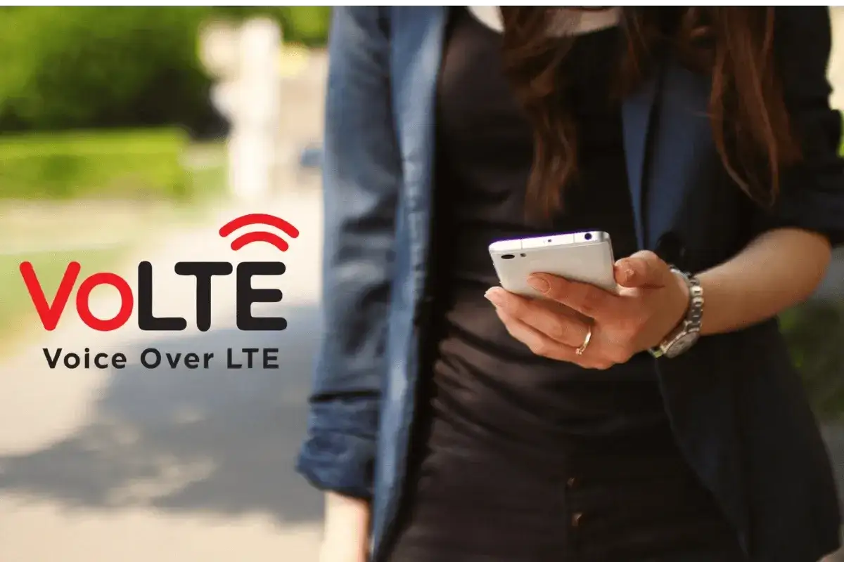 Donna con smartphone, logo VoLTE e scritta 