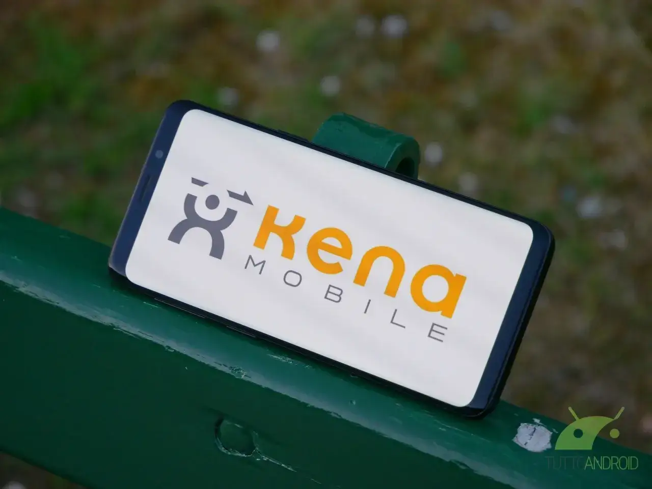 Smartphone con logo Kena Mobile. Peccato che il kena mobile estero non funziona, lasciando l'utente senza connessione.