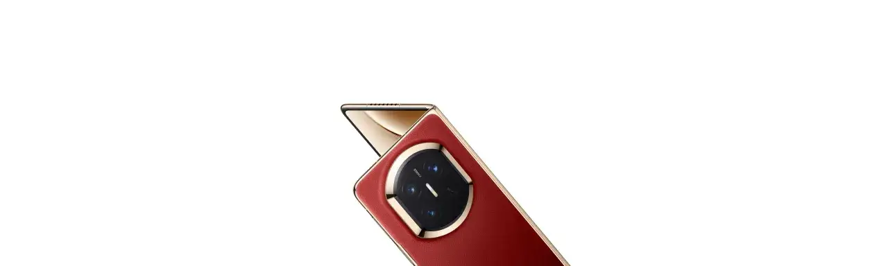 Dettaglio del retro di un telefono Huawei con finitura in pelle rossa e cornice dorata. Il modulo fotocamera circolare &egrave; un elemento chiave del menu test Huawei.