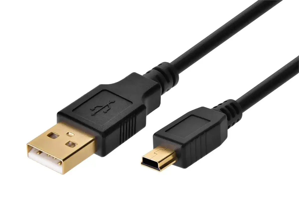 Cavo USB nero con connettori dorati, utile per capire come scaricare le foto dal cellulare al pc.